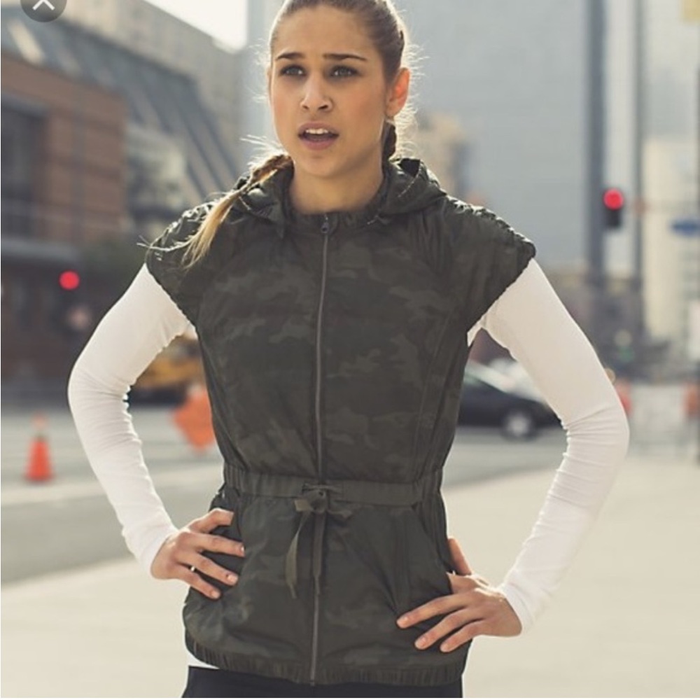 LN Lululemon Spring Fling Puffy Vest Camo Sz 4